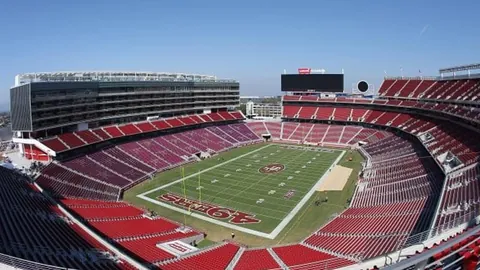 “利物浦力克南安普敦，稳居积分榜头名”